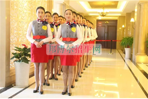 成都航空旅游職業(yè)學(xué)校開(kāi)啟新學(xué)期首場(chǎng)招聘，場(chǎng)面火爆美女如云