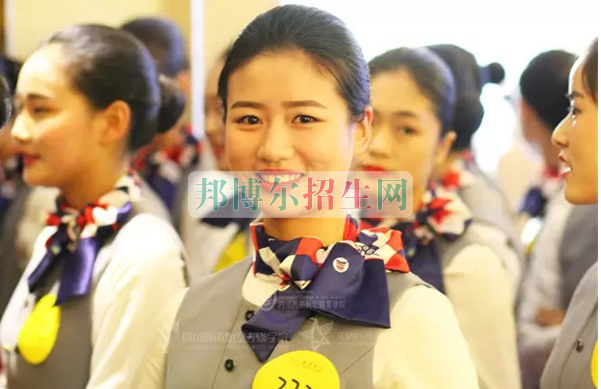 成都航空旅游職業(yè)學(xué)校開(kāi)啟新學(xué)期首場(chǎng)招聘，場(chǎng)面火爆美女如云
