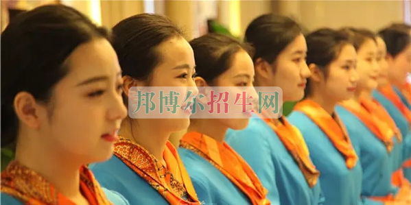 成都航空旅游職業(yè)學(xué)校開(kāi)啟新學(xué)期首場(chǎng)招聘，場(chǎng)面火爆美女如云