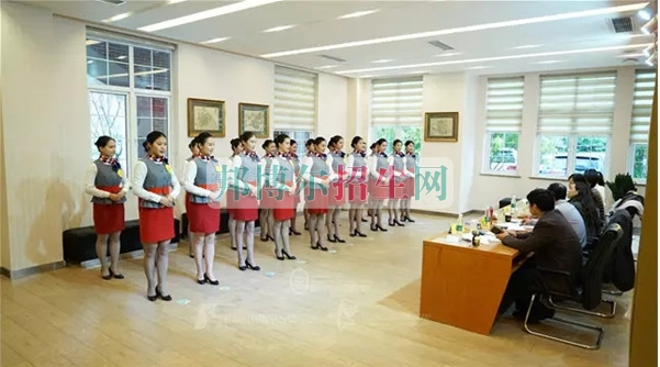成都航空旅游職業(yè)學(xué)校開(kāi)啟新學(xué)期首場(chǎng)招聘，場(chǎng)面火爆美女如云