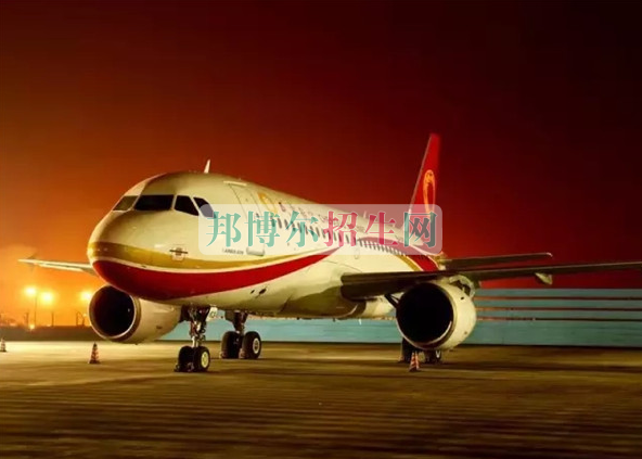 成都航空旅游職業(yè)學(xué)校開(kāi)啟新學(xué)期首場(chǎng)招聘，場(chǎng)面火爆美女如云
