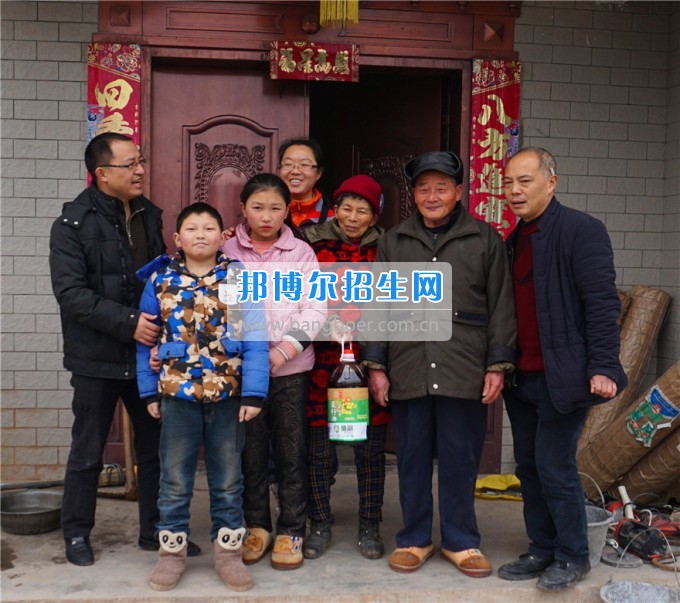 南充師范學(xué)校開展精準(zhǔn)扶貧春節(jié)前慰問活動