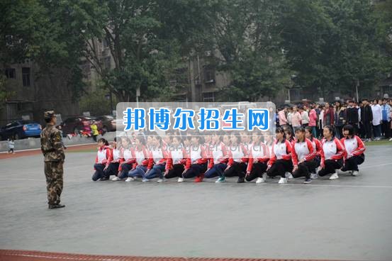 資陽師范學(xué)校隆重舉行新生軍訓(xùn)匯報表演 展示17級資師學(xué)子風(fēng)采