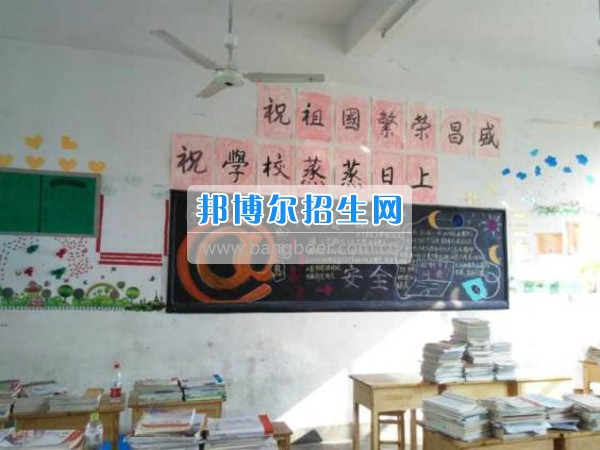 四川省宜賓市南溪區(qū)職業(yè)高級(jí)中學(xué)校數(shù)控專(zhuān)業(yè)部開(kāi)展教室美化活動(dòng)