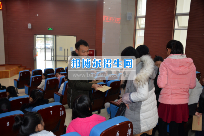 川南幼兒師范高等?？茖W(xué)校開展為困難學(xué)生送溫暖活動(dòng)