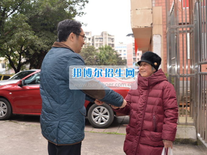 川南幼兒師范高等專科學(xué)校領(lǐng)導(dǎo)帶隊(duì)慰問(wèn)生活困難教職工、老黨員和老干部