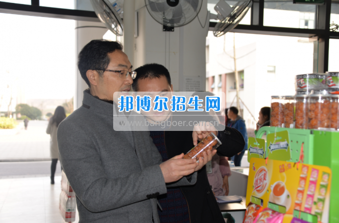 川南幼兒師范高等專科學(xué)校領(lǐng)導(dǎo)率隊(duì)檢查開(kāi)學(xué)準(zhǔn)備工作