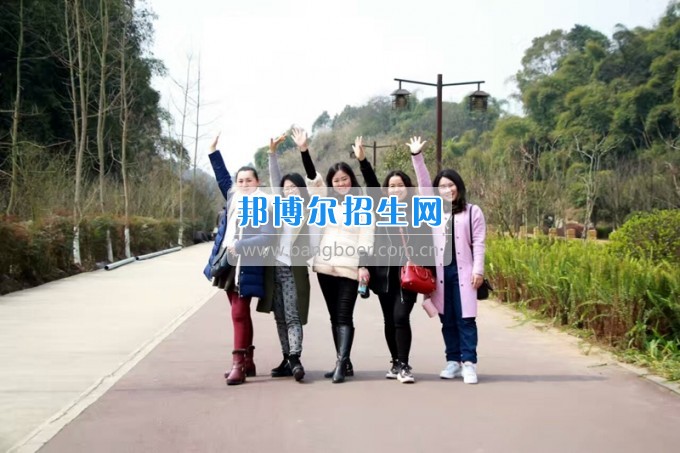 四川省樂山市第一職業(yè)高級中學(xué)春風(fēng)十里，不如你