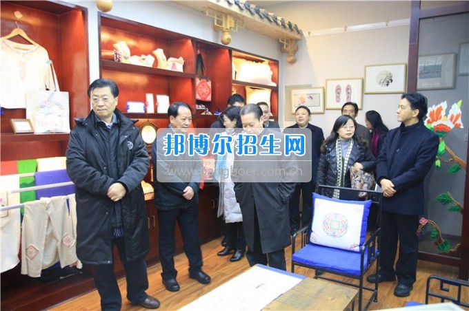 四川音樂(lè)學(xué)院黨委書記、院長(zhǎng)林戈?duì)柦淌谝恍械酱ū庇變簬煼陡叩葘？茖W(xué)?？疾? width=