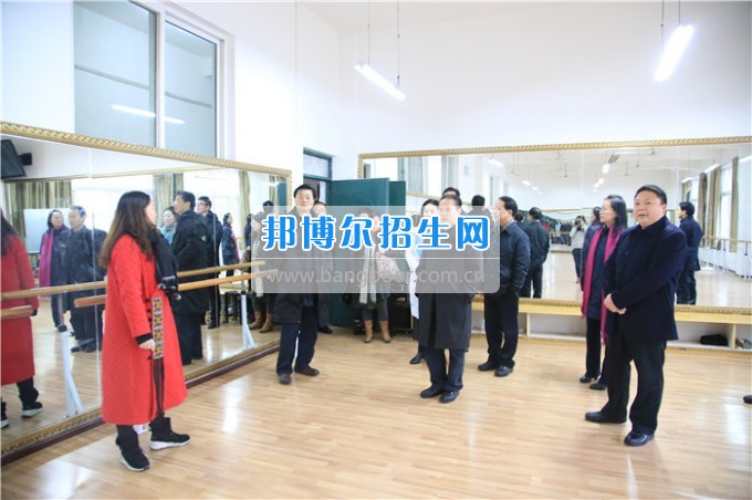 四川音樂(lè)學(xué)院黨委書記、院長(zhǎng)林戈?duì)柦淌谝恍械酱ū庇變簬煼陡叩葘？茖W(xué)校考察