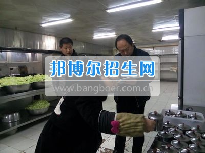 市食藥局、教育局領導到四川省什邡市職業(yè)中專學校食堂檢查開學工作