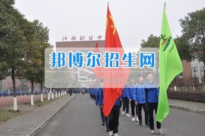 四川省什邡市職業(yè)中專學(xué)校拉練路上，我們擼起袖子邁步向前