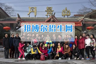 四川省什邡市職業(yè)中專學(xué)校遠(yuǎn)足、攝影活動(dòng)彰顯工會(huì)活力