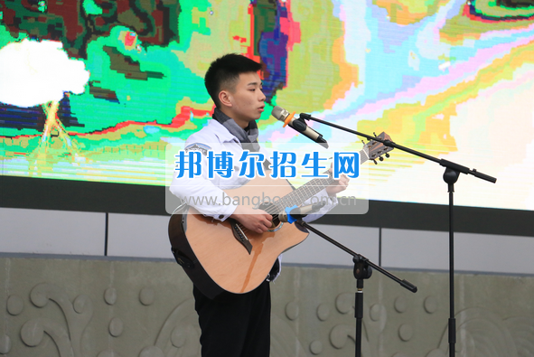 成都市洞子口職業(yè)高級中學(xué)舉行“成都，因我更美麗”主題開學(xué)典禮
