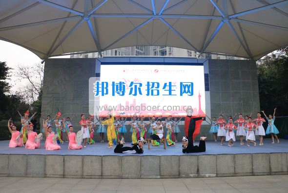 成都市洞子口職業(yè)高級中學(xué)舉行“成都，因我更美麗”主題開學(xué)典禮