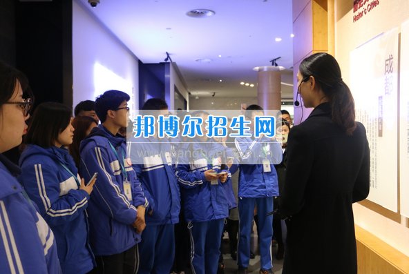 成都市洞子口職業(yè)高級中學(xué)舉行“成都，因我更美麗”主題開學(xué)典禮
