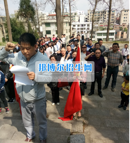 2017年貴州省林業(yè)學(xué)校開展祭掃革命烈士陵墓愛國主義教育活動
