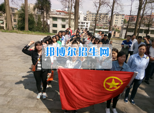 2017年貴州省林業(yè)學(xué)校開展祭掃革命烈士陵墓愛國主義教育活動