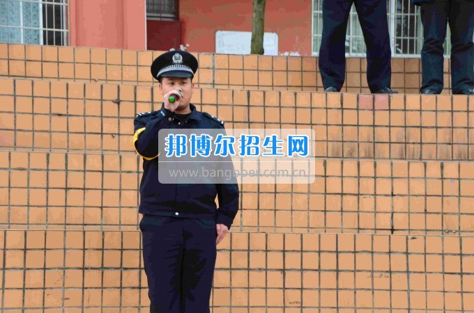 2017年貴州省經(jīng)濟學校聯(lián)合荷塘派出所舉行全校防暴處突演練