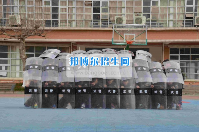 2017年貴州省經(jīng)濟學校聯(lián)合荷塘派出所舉行全校防暴處突演練