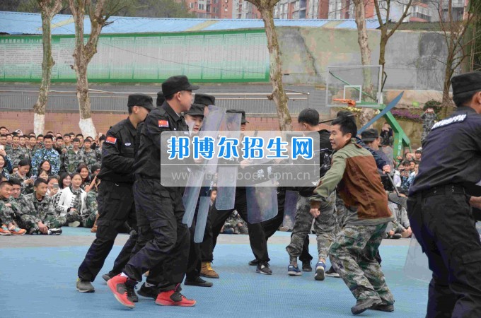 2017年貴州省經(jīng)濟學校聯(lián)合荷塘派出所舉行全校防暴處突演練