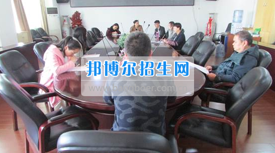 貴州省建設(shè)學(xué)校2017年召開(kāi)行政部門考核方案修訂專題討論會(huì)