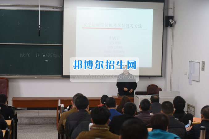 內(nèi)江市鐵路機械學校首期“特種設備、特種作業(yè)人員安全技術(shù)培訓班”順利結(jié)業(yè)