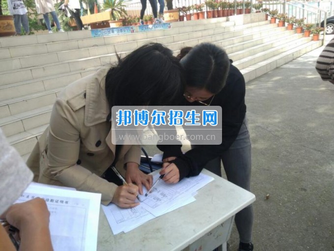 涪城區(qū)學(xué)生資助管理中心到綿陽航空職業(yè)學(xué)校進(jìn)行2017年春季資助點名工作