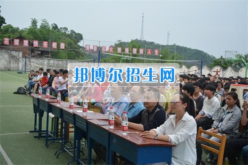 　　我校隆重舉行2017年預備班學生“各展所長，揚帆起航”文藝匯演  　　為了豐富同學們的課余生活，提高同學們的文藝素養(yǎng)，增強班級間的凝聚力和親和力。6月2日晚，我校在球類運動場舉辦了預備班“各展所長，揚帆起航”學生文藝匯演，全體預備班學生和職高部學生共800多名以及20多名教職工觀看了演出。  　　此次文藝匯演的節(jié)目內(nèi)容形式多樣、內(nèi)容豐富，激情的開場舞——《GOODBOY》中拉開了帷幕，伴隨著一陣陣掌聲，歌舞、小品、朗誦、相聲等精心準備的22個精彩的節(jié)目為觀眾呈現(xiàn)了一道豐富的視聽盛宴，最后全體師生齊唱的《難忘今宵》把本場文藝匯演推向了高潮，掌聲和歡呼聲此起彼伏，臺上臺下成了一片激情四溢的海洋，本場文藝匯演畫上了圓滿的句號。  　　此次文藝匯演演出的成功舉辦，充分彰顯了我校預備班學生的個性，讓預備班學生充分感受到育才職高的魅力。