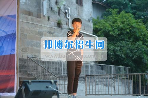 　　我校隆重舉行2017年預備班學生“各展所長，揚帆起航”文藝匯演  　　為了豐富同學們的課余生活，提高同學們的文藝素養(yǎng)，增強班級間的凝聚力和親和力。6月2日晚，我校在球類運動場舉辦了預備班“各展所長，揚帆起航”學生文藝匯演，全體預備班學生和職高部學生共800多名以及20多名教職工觀看了演出。  　　此次文藝匯演的節(jié)目內(nèi)容形式多樣、內(nèi)容豐富，激情的開場舞——《GOODBOY》中拉開了帷幕，伴隨著一陣陣掌聲，歌舞、小品、朗誦、相聲等精心準備的22個精彩的節(jié)目為觀眾呈現(xiàn)了一道豐富的視聽盛宴，最后全體師生齊唱的《難忘今宵》把本場文藝匯演推向了高潮，掌聲和歡呼聲此起彼伏，臺上臺下成了一片激情四溢的海洋，本場文藝匯演畫上了圓滿的句號。  　　此次文藝匯演演出的成功舉辦，充分彰顯了我校預備班學生的個性，讓預備班學生充分感受到育才職高的魅力。