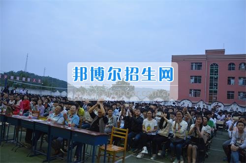 　　我校隆重舉行2017年預備班學生“各展所長，揚帆起航”文藝匯演  　　為了豐富同學們的課余生活，提高同學們的文藝素養(yǎng)，增強班級間的凝聚力和親和力。6月2日晚，我校在球類運動場舉辦了預備班“各展所長，揚帆起航”學生文藝匯演，全體預備班學生和職高部學生共800多名以及20多名教職工觀看了演出。  　　此次文藝匯演的節(jié)目內(nèi)容形式多樣、內(nèi)容豐富，激情的開場舞——《GOODBOY》中拉開了帷幕，伴隨著一陣陣掌聲，歌舞、小品、朗誦、相聲等精心準備的22個精彩的節(jié)目為觀眾呈現(xiàn)了一道豐富的視聽盛宴，最后全體師生齊唱的《難忘今宵》把本場文藝匯演推向了高潮，掌聲和歡呼聲此起彼伏，臺上臺下成了一片激情四溢的海洋，本場文藝匯演畫上了圓滿的句號。  　　此次文藝匯演演出的成功舉辦，充分彰顯了我校預備班學生的個性，讓預備班學生充分感受到育才職高的魅力。