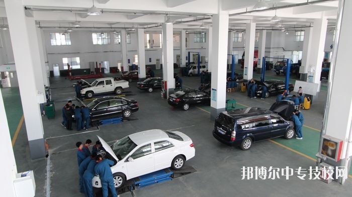 安徽興鵬科技學(xué)校實(shí)訓(xùn)現(xiàn)場同學(xué)們爭相展示