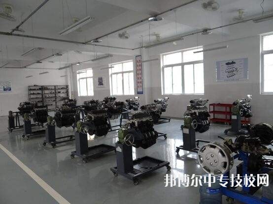 安徽興鵬科技學(xué)校實(shí)訓(xùn)現(xiàn)場同學(xué)們爭相展示