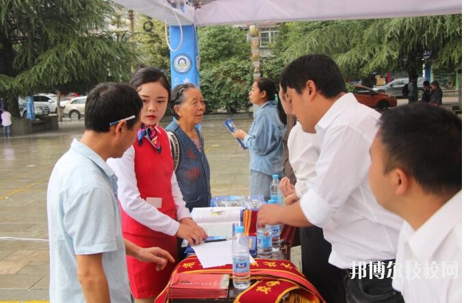 六枝特區(qū)職業(yè)技術(shù)學(xué)校2020年報名條件、招生要求、招生對象