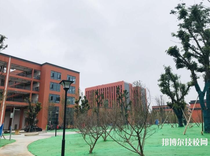 重慶五一高級技工學(xué)校2020年報名條件、招生要求、招生對象