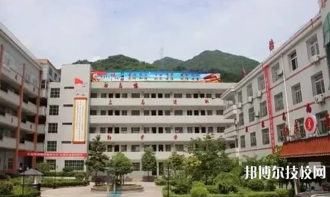 鎮(zhèn)巴縣職業(yè)教育中心2020年報(bào)名條件、招生要求、招生對象 