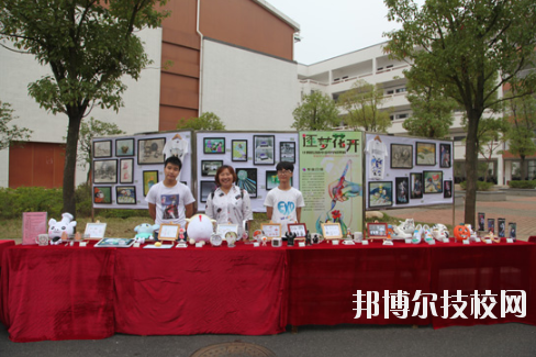 學(xué)校的選擇與報考是雙向的，不光學(xué)生會選擇一所優(yōu)秀的學(xué)校報考，學(xué)校也會選擇優(yōu)質(zhì)的學(xué)生進(jìn)行錄取，讓自己的辦學(xué)更上一層樓。因此在報考前，同學(xué)們很有必要去了解一下學(xué)校的招生要求以及報名條件。下面就和小編一起來看看井岡山應(yīng)用科技學(xué)校的招生要求吧。  井岡山應(yīng)用科技學(xué)校招生對象：應(yīng)屆初中畢業(yè)生。  井岡山應(yīng)用科技學(xué)校 1.中考準(zhǔn)考證:  2.戶口本前頁及學(xué)生個人戶口頁復(fù)印件:  3.初中畢業(yè)證復(fù)印件:  4.其它享受國家資助的證件。低保、殘疾等證件:  井岡山應(yīng)用科技學(xué)校簡介 江西省井岡山應(yīng)用科技學(xué)校前身為江西省吉安農(nóng)業(yè)學(xué)校，創(chuàng)辦于1951年10月，是一所全日制普通中等專業(yè)學(xué)校，隸屬于吉安市農(nóng)業(yè)局。2004年4月經(jīng)江西省人民政府批準(zhǔn)，更名為江西省井岡山應(yīng)用科技學(xué)校，2009年12月經(jīng)市教育局批準(zhǔn)，增掛吉安農(nóng)業(yè)學(xué)校校牌，實(shí)行兩塊牌子一套班子。學(xué)校位于吉安市旅游風(fēng)景區(qū)----青原山，校園占地面積180畝，建筑面積7萬余平方米，環(huán)境優(yōu)美，是一所花園式學(xué)校?，F(xiàn)有教職工245人，其中專兼職教師236人，現(xiàn)有在校學(xué)生4078人。  小編總結(jié) 不知道小伙伴們滿足以上要求了嗎?對于想要報考井岡山應(yīng)用科技學(xué)校的同學(xué)來說，滿足招生要求只是報考的第一步哦!要確定自己會不會被錄取，就還需要對學(xué)校的錄取分?jǐn)?shù)線做好了解，歡迎大家前往邦博爾技校網(wǎng)進(jìn)行分?jǐn)?shù)線的咨詢。