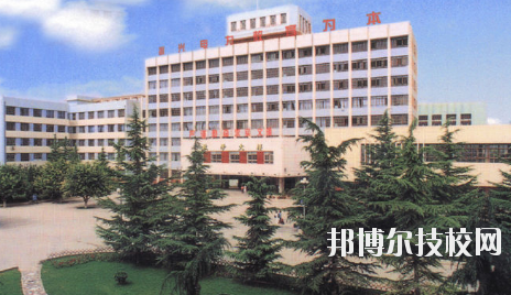 知道一所學(xué)校的名字，但是最基本的學(xué)校簡介是必須了解的，選學(xué)校不能初心，畢竟是關(guān)系到自己的將來。以下是小編整理的蘭州電力學(xué)校介紹。  蘭州電力學(xué)校層次：中專  蘭州電力學(xué)校性質(zhì)：公辦  蘭州電力學(xué)校地址：蘭州市安寧區(qū)萬新北路  蘭州電力學(xué)校介紹 蘭州電力學(xué)校坐落于蘭州安寧區(qū)，環(huán)境優(yōu)美，教學(xué)設(shè)施齊全。蘭州電力學(xué)校、甘肅電業(yè)職工中等專業(yè)學(xué)校、甘肅電力繼續(xù)教育中心三塊牌子，一套機構(gòu)，分署辦公，甘肅電力黨校掛靠在學(xué)校。  十幾年來，蘭州電力學(xué)校先后招收國家任務(wù)生、社會委培生、市場調(diào)節(jié)生等類學(xué)生，為社會和系統(tǒng)培養(yǎng)畢業(yè)生3104名，為甘肅電力系統(tǒng)和農(nóng)電系統(tǒng)培訓(xùn)學(xué)員近16000人。 經(jīng)過十幾年、尤其是90年代中后期的迅速發(fā)展，學(xué)校已經(jīng)成為甘肅省中專學(xué)校的佼佼者，建有一座中型實習(xí)工廠，有計算機多媒體教室、電子閱覽室等18個實驗室和校園計算機網(wǎng)絡(luò)。學(xué)校曾經(jīng)和現(xiàn)設(shè)置的專業(yè)有發(fā)電廠及電力系統(tǒng)、電廠熱能動力設(shè)備、電廠化學(xué)、建筑工程估價、用電管理、計算機應(yīng)用、財務(wù)會計、城鎮(zhèn)供用電、農(nóng)村供用電、制冷與空調(diào)安裝、電力營銷、電氣技術(shù)、電子電器、輸配電線路施工檢修與運行、水利水電工程技術(shù)、文化藝術(shù)等近二十個專業(yè)。學(xué)制有大中專二年半、在職中專三年、普通中專四年和