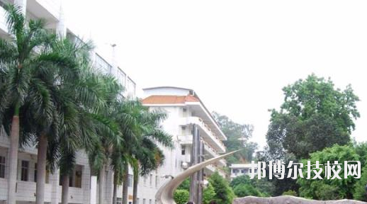 廣西右江民族商業(yè)學(xué)校2020年招生辦聯(lián)系電話(huà)