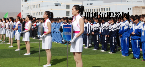 升學(xué)都是選拔性的考試，所以對(duì)同學(xué)們都有分?jǐn)?shù)要求是很正常的，而初中升學(xué)又分為高中和普通中職學(xué)校，而這兩個(gè)之間的錄取都是不一樣的，在分?jǐn)?shù)上面的要求區(qū)別比較大，那么，白銀工業(yè)學(xué)校招生錄取分?jǐn)?shù)線是多少呢?接下來就為同學(xué)們整理一下。  白銀工業(yè)學(xué)校錄取分?jǐn)?shù)線 白銀市普高錄取分?jǐn)?shù)線：460分  白銀工業(yè)學(xué)校拓展閱讀 學(xué)校擁有一支學(xué)歷層次高、專業(yè)水平強(qiáng)、敬業(yè)愛崗、專兼結(jié)合、充滿活力的高素質(zhì)教師隊(duì)伍，學(xué)?，F(xiàn)有專兼結(jié)合的教師近200人。其中，研究生學(xué)歷11人，本科學(xué)歷89人，學(xué)歷合格率達(dá)92%以上;有高級(jí)職稱25人，中級(jí)職稱76人;基礎(chǔ)課教師48人，專業(yè)課教師67人，實(shí)習(xí)指導(dǎo)教師33人，雙師型教師占16人。教師的學(xué)歷、職稱結(jié)構(gòu)合理，完全能滿足學(xué)校的教學(xué)、實(shí)習(xí)實(shí)訓(xùn)需要。  學(xué)校擁有十一個(gè)專業(yè)實(shí)訓(xùn)室。即電子電工實(shí)訓(xùn)室、建筑材料實(shí)訓(xùn)室、機(jī)電一體化實(shí)訓(xùn)室、電焊實(shí)訓(xùn)室、電器維修實(shí)訓(xùn)室、電鋼琴實(shí)驗(yàn)實(shí)訓(xùn)室、金工實(shí)訓(xùn)室、模具數(shù)控實(shí)訓(xùn)室、CID制圖室、中高級(jí)電工考核室、銑工實(shí)訓(xùn)室。擁有四大實(shí)驗(yàn)室，即化工實(shí)驗(yàn)室、物理實(shí)驗(yàn)室、財(cái)會(huì)模擬實(shí)驗(yàn)室、語音實(shí)驗(yàn)室。擁有六個(gè)微機(jī)室，多媒體教室、電教室等現(xiàn)代化教學(xué)設(shè)施。并建成校園網(wǎng)及遠(yuǎn)程教育網(wǎng)。學(xué)校將于5月份開工興建的實(shí)訓(xùn)樓建成后，將進(jìn)一步改善實(shí)訓(xùn)條件。學(xué)校分南北兩個(gè)校區(qū)，占地面積500余畝，校舍建筑面積66000平方米。  上文，就是小編為同學(xué)們整理的關(guān)于白銀工業(yè)學(xué)校所在地的普高錄取分?jǐn)?shù)線，同學(xué)們可以通過這個(gè)分?jǐn)?shù)線來分析自己現(xiàn)在的一個(gè)成績，能夠上高中的話及盡量的上高中。