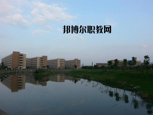 內(nèi)江鐵路機(jī)械學(xué)校2020年報(bào)名條件、招生要求、招生對(duì)象