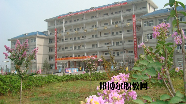 鄂州經(jīng)貿(mào)學(xué)校2020年報名條件、招生要求、招生對象
