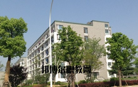 瀘州財經(jīng)學校2020年招生辦聯(lián)系電話