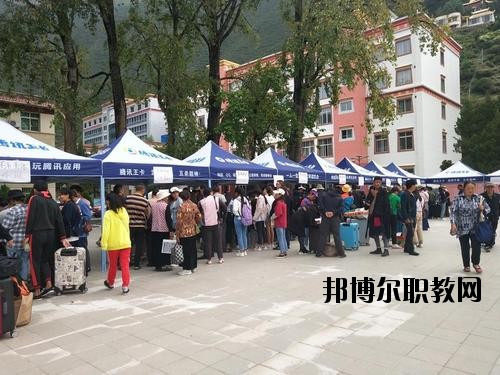 阿壩衛(wèi)生學(xué)校2020年報名條件、招生要求、招生對象