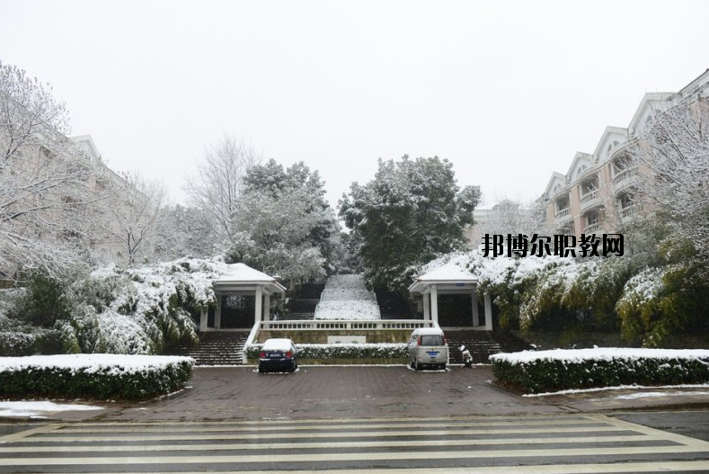 南京工業(yè)大學2020年招生辦聯(lián)系電話