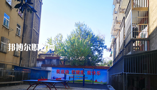 在對這所學校進行判斷以后，才會知道不同學校之間所公布的各方面情況都是不同的，而這些信息也是需要學生自己去進行判斷的，當然了其中有關于學校的住宿環(huán)境也是需要被學生所了解的，畢竟這是每個學生在學校的住宿情況。  蕪湖職業(yè)技術(shù)學院附屬中等職業(yè)學校住宿條件 學生宿舍實行四人間公寓化、封閉式管理，并配有校園公共浴室、住宿條件不錯，給學生提供了一個舒適、安全的學習和生活環(huán)境。  蕪湖職業(yè)技術(shù)學院附屬中等職業(yè)學校辦學條件 學校坐落在美麗的鏡湖公園和九蓮塘公園中間，是市中心唯一的一所公辦職業(yè)學校，交通便利，環(huán)境優(yōu)美，生活方便。學校本著對教育教學質(zhì)量和學生負責的態(tài)度，劃定最低錄取線。住校生宿舍條件優(yōu)越，實行公寓化、封閉式管理。學校教學設備齊全，多媒體電教室、多功能活動廳、計算機組裝實驗室、數(shù)字化動漫實驗室、語言實驗室、實訓賓館、與學院聯(lián)網(wǎng)的校園網(wǎng)及學院擁有的實驗實訓室等，為學生提升動手能力、開拓視野創(chuàng)造了得天獨厚的條件。  蕪湖職業(yè)技術(shù)學院附屬中等職業(yè)學校師資力量 近幾年我校一批優(yōu)秀教師、教壇新星脫穎而出，多人次獲國家、省、市一等獎項。我?，F(xiàn)有正教授一名，省級特級教師一名(同類學校唯一)，高中級教師若干。學校聘請蕪湖職業(yè)技術(shù)學院專家教授組成教學督導組實施教學督導，對備課、上課等教學環(huán)節(jié)進行全程質(zhì)量評估，以督導促教學、以督導促創(chuàng)新、以督導促規(guī)范，使學生學有所成。我校教學計劃和課程設置是由學院、附校、用人單位、專業(yè)領域?qū)＜宜姆絽⑴c研發(fā)。已形成：頂層設計、分層教學、工學結(jié)合、系統(tǒng)培養(yǎng)的獨特教學模式。嚴把教學標準和畢業(yè)生質(zhì)量標準兩個關口。  以上所介紹的信息便是有關于蕪湖職業(yè)技術(shù)學院附屬中等職業(yè)學校的住宿情況，就可以知道其實這所學校對于學生的基本需求是可以滿足的，但是學生想要選擇其他方面的住宿情況話，就需要學生提前去對每所學校的住宿情況進行了解。