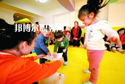 隨著二胎政策的放寬，我國(guó)新生兒的數(shù)量明顯增多，這也說(shuō)明，在未來(lái)的很長(zhǎng)一段時(shí)間里，幼師都是一個(gè)非常受歡迎的行業(yè)，而四川是座發(fā)展迅速，有深厚文化底蘊(yùn)的城市，自然是受到很多同學(xué)喜愛(ài)，近日，就會(huì)問(wèn)小編關(guān)于四川讀幼師學(xué)校好不好?那接下來(lái)，小編就給大家介紹一下四川幼師學(xué)校，如果你有更多疑問(wèn)，歡迎點(diǎn)擊右側(cè)的咨詢欄與我們交流。  四川讀幼師的就業(yè)前景 就業(yè)容易，畢業(yè)學(xué)生不愁“嫁”盡管當(dāng)前就業(yè)形勢(shì)嚴(yán)峻，各地大學(xué)生就業(yè)難度大，但許多城市的學(xué)前教育專(zhuān)業(yè)畢業(yè)生并未受影響，反而逆勢(shì)上漲，待遇也比往年有所提高。近年來(lái)，由于幼兒園發(fā)展的需要，很多單位幼兒教師奇缺，連男老師也變得搶手起來(lái)。學(xué)前、初教專(zhuān)業(yè)畢業(yè)生不愁“嫁”，甚至有很多幼教機(jī)構(gòu)到學(xué)校預(yù)約、搶簽畢業(yè)生，幼教人才受歡迎程度可見(jiàn)一斑。  四川讀幼師的優(yōu)勢(shì) 幼教項(xiàng)目的穩(wěn)定性強(qiáng)，不受市場(chǎng)沖擊，打造終身產(chǎn)業(yè)?，F(xiàn)階段，無(wú)論是從國(guó)家教育改革發(fā)展的全局出發(fā)，還是從目前有關(guān)民辦學(xué)前教育的法律法規(guī)政策等方面來(lái)看，民辦學(xué)前教育發(fā)展?jié)摿Χ际志薮?。其次，成就子女未?lái)。選擇了幼教工作，可以讓我們更懂得如何教育子女，對(duì)自己未來(lái)孩子接收良好的家庭教育有著十分重要的促進(jìn)作用。女性投身幼教行業(yè)后，長(zhǎng)期接受最先進(jìn)的幼教理念和適合中國(guó)幼兒的各類(lèi)課程，繼而在對(duì)自己子女的教育觀念和方法上也會(huì)更科學(xué)，為孩子今后的發(fā)展奠定更好的基礎(chǔ)。  德陽(yáng)科貿(mào)職業(yè)學(xué)院幼師升學(xué)班學(xué)前教育專(zhuān)業(yè)介紹 本專(zhuān)業(yè)順應(yīng)國(guó)家“幼有所育”學(xué)前教育決策和學(xué)前教育專(zhuān)業(yè)人才極度短缺的社會(huì)需求而設(shè)，是一個(gè)綜合性較強(qiáng)的專(zhuān)業(yè)，涵蓋0-6歲兒童的教育，作為人生起點(diǎn)教育的學(xué)前教育專(zhuān)業(yè)對(duì)人的一生的發(fā)展和教育起著重要的奠基作用。本專(zhuān)業(yè)緊密對(duì)接各級(jí)各類(lèi)幼兒園和早期教育機(jī)構(gòu)等實(shí)施合作辦學(xué)、合作育人，強(qiáng)化“四能”特長(zhǎng)(彈唱、舞蹈、美術(shù)、游戲)、“五會(huì)”素養(yǎng)(保育、保健、教育、溝通、管理)，致力于培養(yǎng)新時(shí)代“有愛(ài)心、有耐心、有恒心、有責(zé)任心”的學(xué)前教育人才。  培養(yǎng)目標(biāo)：本專(zhuān)業(yè)培養(yǎng)以立德樹(shù)人為己任，具有良好的職業(yè)道德、專(zhuān)業(yè)素養(yǎng)、協(xié)作精神、溝通能力和創(chuàng)新意識(shí)，擁有先進(jìn)的幼兒教育理念，具有較扎實(shí)的學(xué)前教育的專(zhuān)業(yè)知識(shí)與專(zhuān)業(yè)技能，具備較強(qiáng)的幼兒保教能力，從事幼兒園教育教學(xué)、保育保健工作的高素質(zhì)應(yīng)用型人才。  核心課程：學(xué)前教育學(xué)、學(xué)前兒童心理學(xué)、幼兒游戲理論與實(shí)踐、幼兒行為觀察、幼兒園五大領(lǐng)域教育、學(xué)前衛(wèi)生學(xué)、聲樂(lè)、鋼琴、舞蹈、美術(shù)、幼兒歌曲彈唱、幼兒舞蹈創(chuàng)編、幼兒園班級(jí)管理、幼兒手工、家庭教育等。  職業(yè)前景：習(xí)近平總書(shū)記在“黨的十九大”上指出：“增進(jìn)民生福祉是發(fā)展的根本目的。必須多謀民生之利、多解民生之憂，在發(fā)展中補(bǔ)齊民生短板、促進(jìn)社會(huì)公平正義，在幼有所育、學(xué)有所教上不斷取得新進(jìn)展。”  2019年教育部《2018年全國(guó)教育事業(yè)發(fā)展統(tǒng)計(jì)公報(bào)》顯示，2018年全國(guó)共有幼兒園26.67萬(wàn)所，比上年增加1.17萬(wàn)所，增長(zhǎng)4.60%; 在園幼兒4656.42萬(wàn)人，比上年增加56.28萬(wàn)人;學(xué)前教育毛入園率達(dá)到81.7%，比上年提高2.1%，且0-6歲兒童超過(guò)1億，幼兒園專(zhuān)任教師258.14萬(wàn)人。按照國(guó)家對(duì)學(xué)前教育師幼比(1:5)的規(guī)定，幼兒園專(zhuān)任教師的缺口高達(dá)673萬(wàn)多。學(xué)前教育專(zhuān)業(yè)人才就業(yè)前景非常廣闊。  就業(yè)崗位：幼兒園教師、幼兒保育員、幼兒保健教師、早期教育教師。  獲取資格證書(shū)：幼兒園教師資格證、普通話水平證書(shū)(二甲及以上)  專(zhuān)業(yè)實(shí)訓(xùn)室：幼兒保育實(shí)訓(xùn)室、幼兒衛(wèi)生保健實(shí)訓(xùn)室、仿真幼兒園、幼兒手工制作實(shí)訓(xùn)室、幼兒美術(shù)實(shí)訓(xùn)室、聲樂(lè)實(shí)訓(xùn)室、形體舞蹈實(shí)訓(xùn)室、鋼琴實(shí)訓(xùn)室、游戲與感統(tǒng)實(shí)訓(xùn)室、繪本實(shí)訓(xùn)室、蒙臺(tái)梭利教育實(shí)訓(xùn)室、奧爾夫音樂(lè)實(shí)訓(xùn)室等。  專(zhuān)業(yè)實(shí)踐基地：廣漢市第三幼兒園、廣漢市雒城鎮(zhèn)第四幼兒園、廣漢市西外中心幼兒園、德陽(yáng)市旌南幼兒園、德陽(yáng)市黃河?xùn)|路幼兒園、四川師范大學(xué)實(shí)驗(yàn)幼兒園、四川師范大學(xué)附屬啟夏幼兒園、成都市武侯區(qū)福錦幼兒園、崇州市虹橋歡樂(lè)谷幼兒園、岳池知恩行幼兒園、西充縣青葵幼兒園等。  上面關(guān)于四川讀幼師學(xué)校好不好?小編介紹了，小編覺(jué)得不管是讀什么學(xué)校都是要從多方面來(lái)考慮的，要看行業(yè)的發(fā)展前景怎么樣，還要看這個(gè)專(zhuān)業(yè)到底適不適合自己，就好像幼師學(xué)校，一定要學(xué)好小孩子才可以去讀，因?yàn)檫@個(gè)專(zhuān)業(yè)將來(lái)出來(lái)不管做什么工作，都是要和小朋友待在一起的。如有更多問(wèn)題，歡迎咨詢邦博爾網(wǎng)。