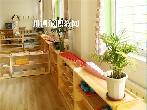 四川2020年男生讀什么幼師學(xué)校