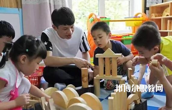 湖北2020年男生讀什么幼師學校