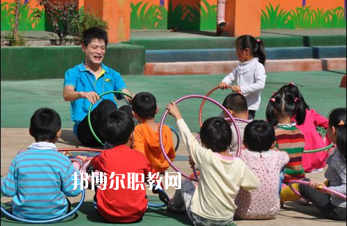 貴州2020年男生學什么幼師學校好